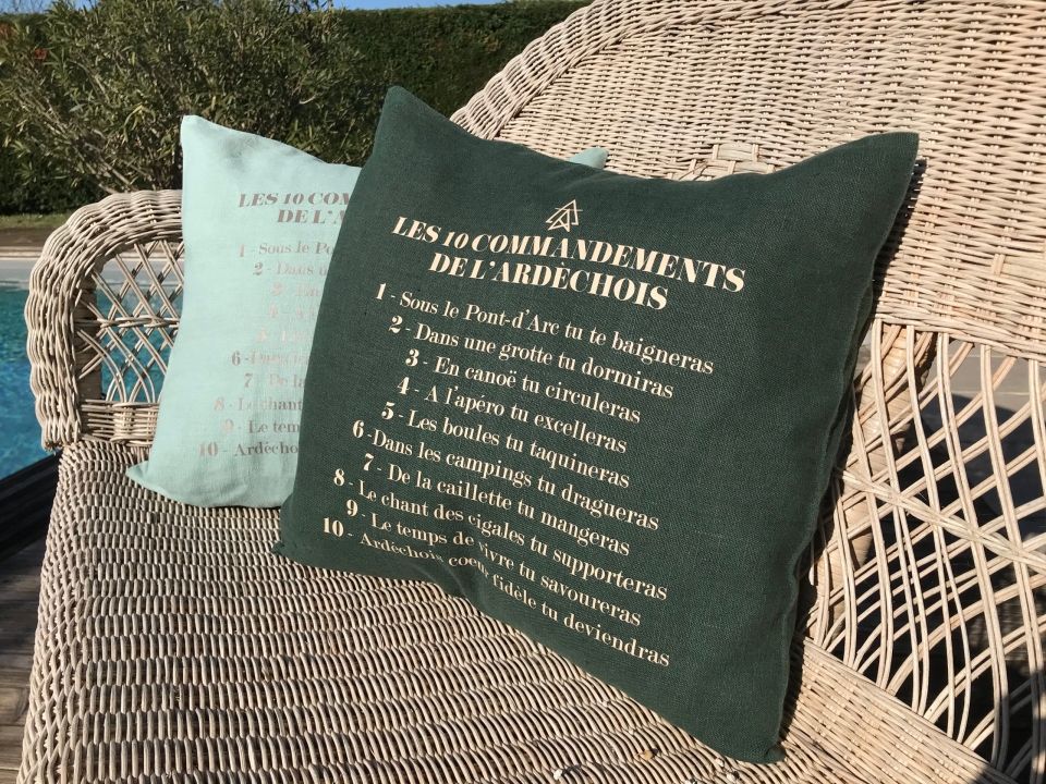 Coussin les 10 commandements de l'ardéchois vert foret 45X45cm